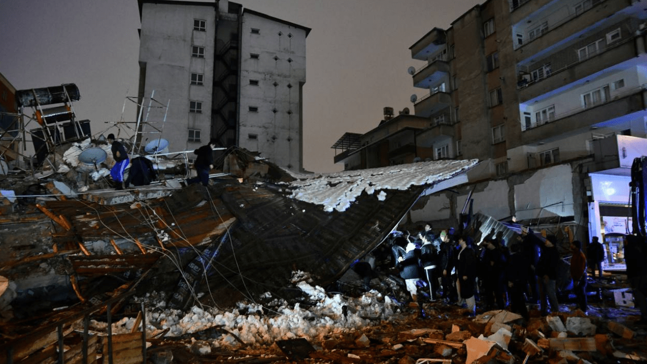 7,4’lük sarsıntı sonrası valilerin misyon yerleri değiştirildi: Bölgedeki birtakım birliklerde ziyan gördü