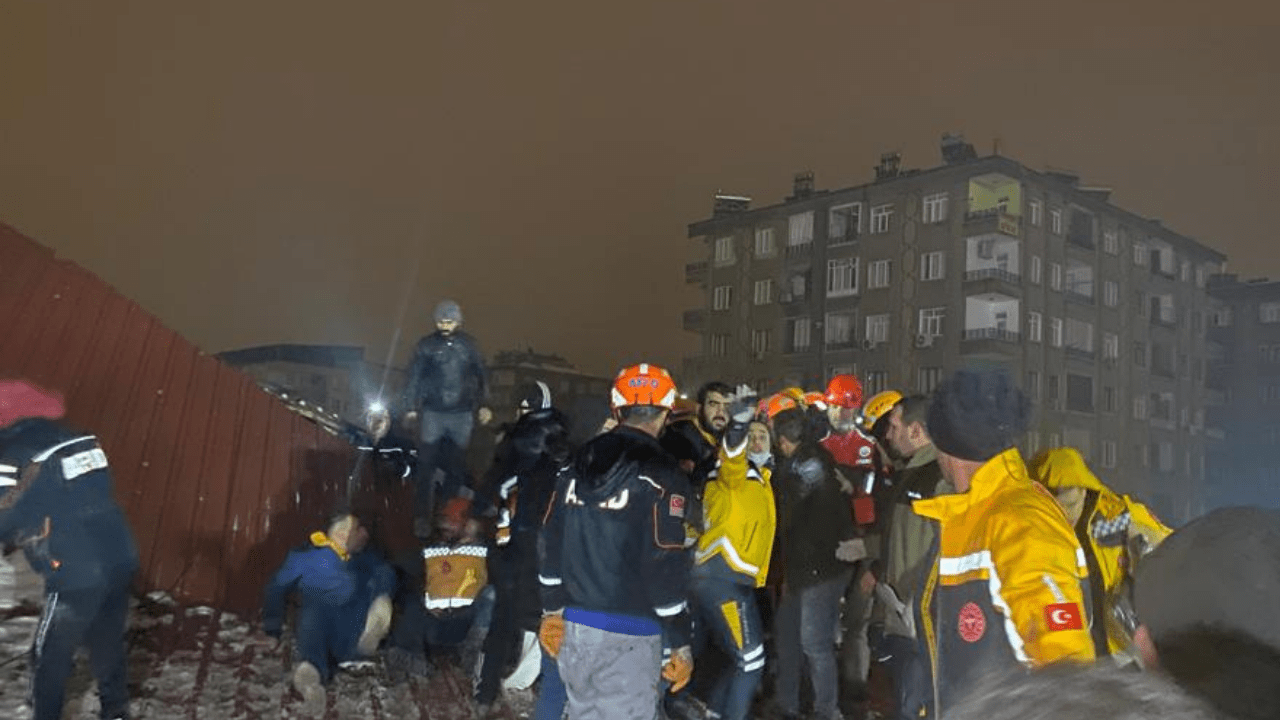Adana’da binalar yıkıldı: Takımlar buraya gelemiyor