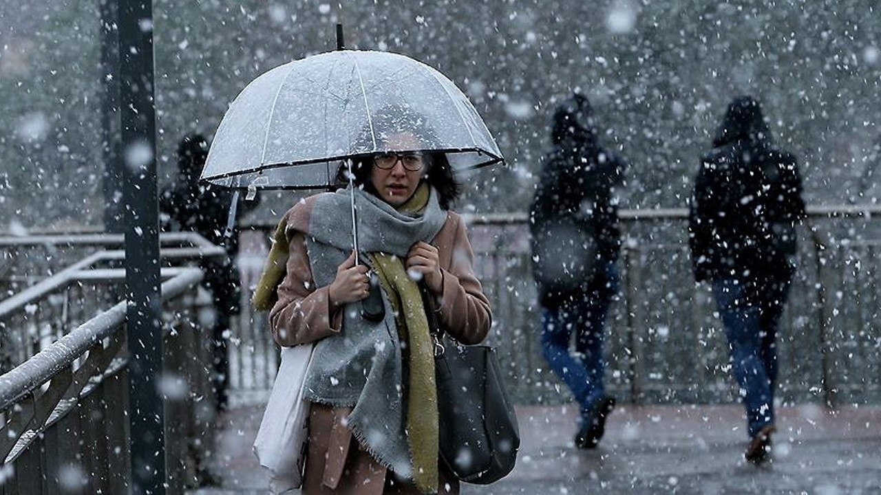AKOM, İstanbul’u uyardı: Kar yağışı fırtınayla gelecek, ağır olacak!