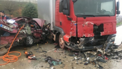 Bursa’da kamyona çarpan arabadaki 5 kişi öldü,  1 kişi yaralandı