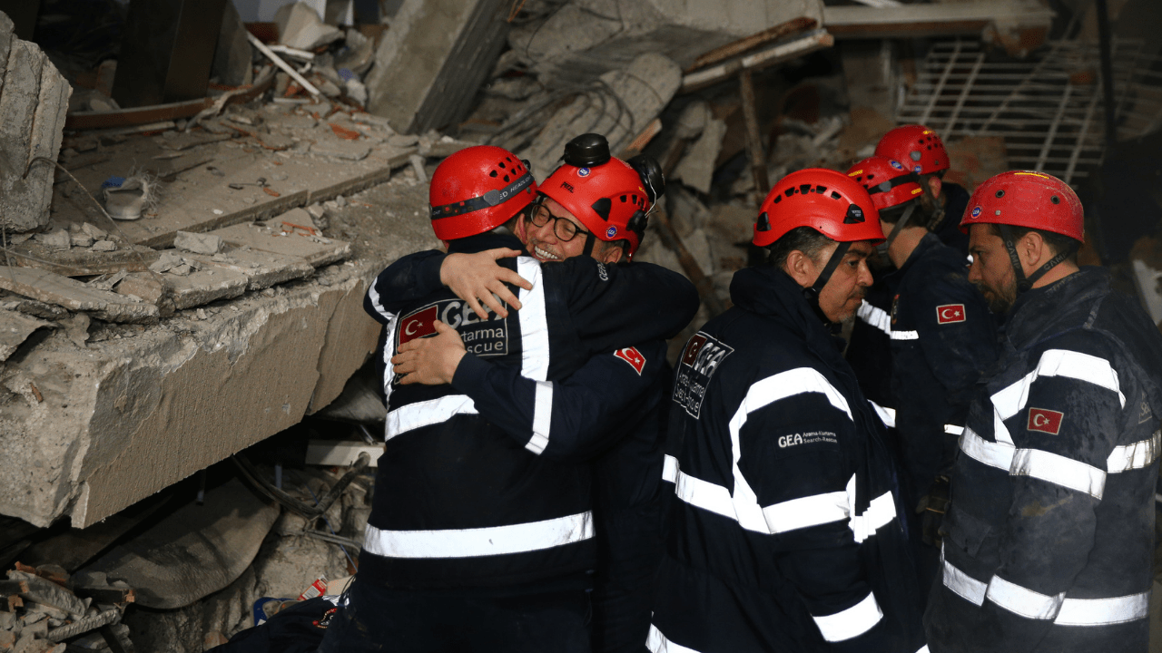 Diyarbakır’da yıkılan binanın enkazından 27 saat sonra 1 kişi kurtarıldı