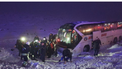 Diyarbakır’da yolcu otobüsü buzlanma nedeniyle şarampole düştü: 4’ü ağır 30 kişi yaralandı