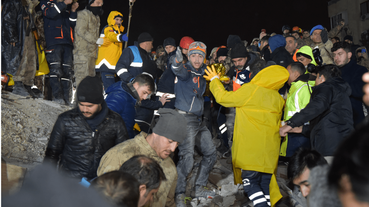 Enkaz altından 18 saat sonra gelen mucize