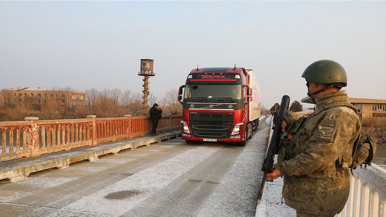 Ermenistan hudut kapısı 35 yıl sonra sarsıntı bölgesine yardım için açıldı