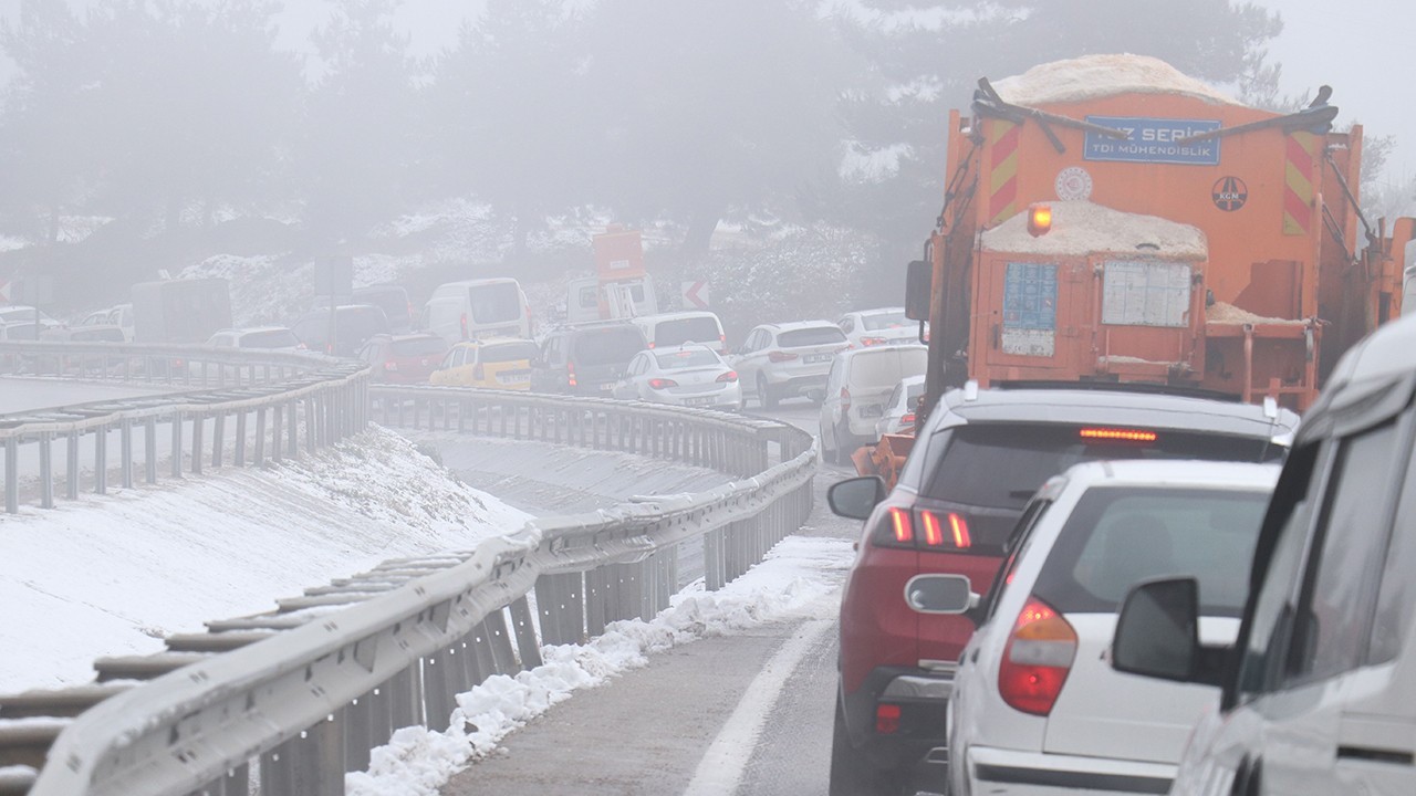 Kar yağışı İstanbul yolunu trafiğe kapattı