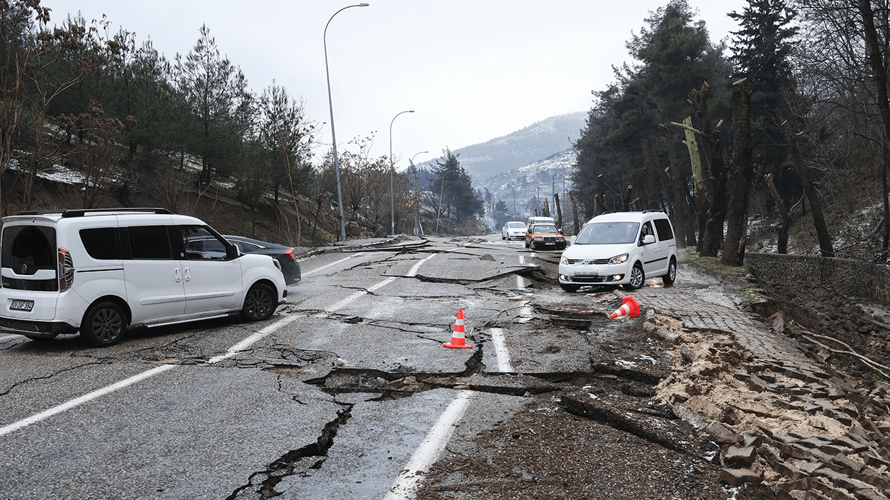 Sarsıntı bölgesine giden yollarda son durum ne? KGM son durumu paylaştı