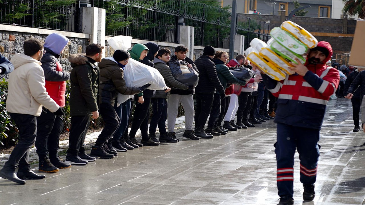 Tırlar dolusu yardım: Hem nakdi hem birebir dayanaklar sürüyor