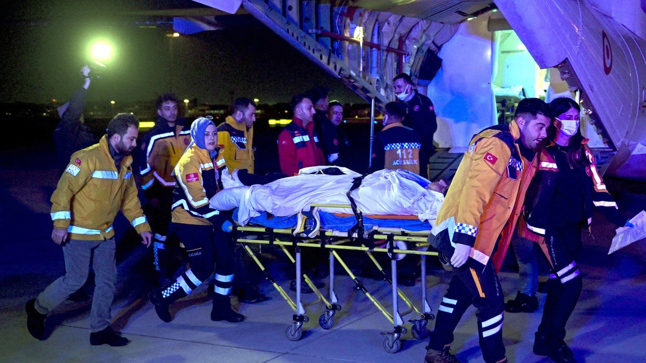 Zelzele bölgesinden afetzede ve yaralılar uçakla İstanbul’a getirildi