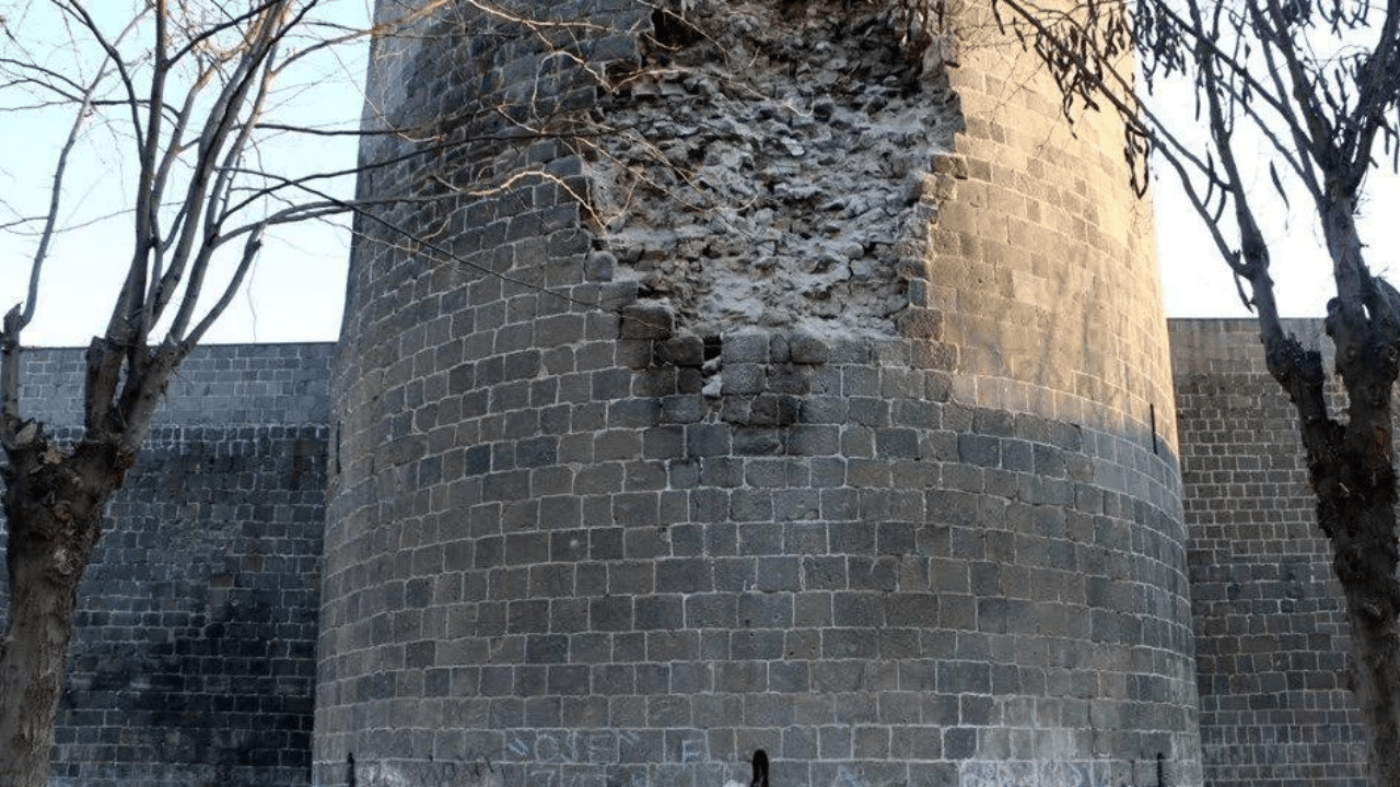 Zelzele felaketi, UNESCO Dünya Kültür Mirası Listesi’ndeki Diyarbakır Surları’nı vurdu