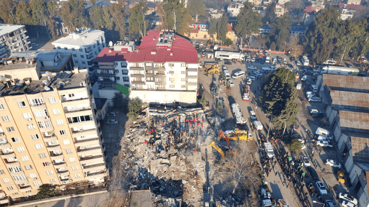 Zincir marketlerden zelzele bölgesinde fiyatsız eser