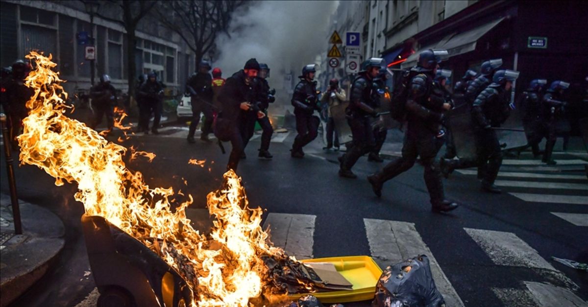 Fransa’da emeklilik ıslahatı aykırıları sokaklarda
