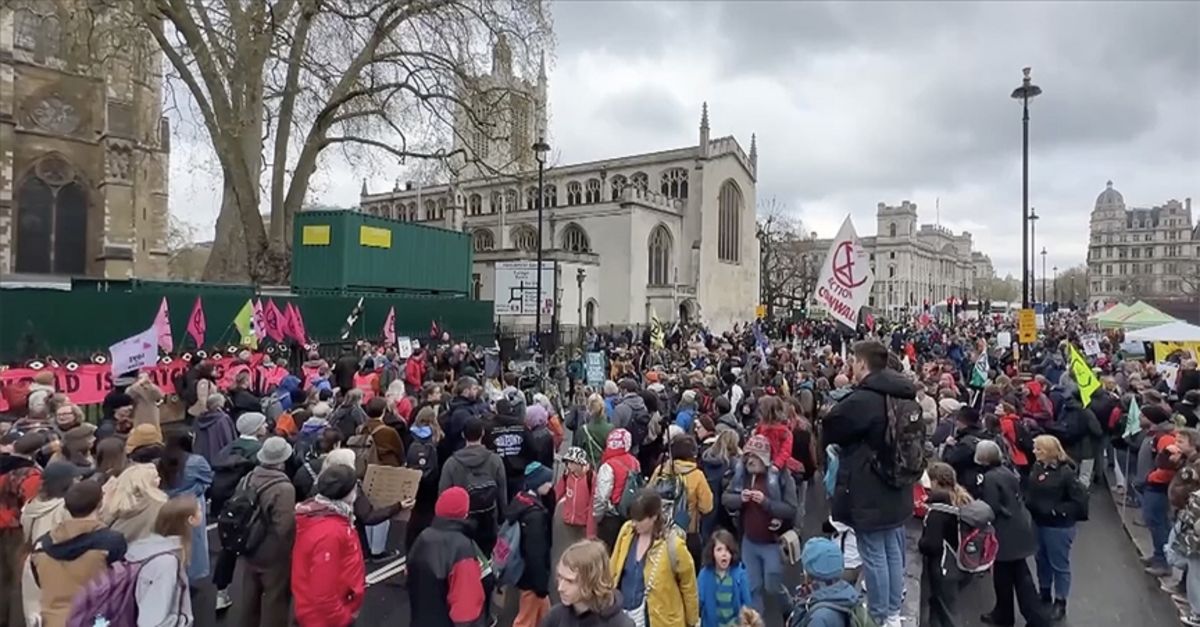 Londra’da iklim krizi şovları sürüyor