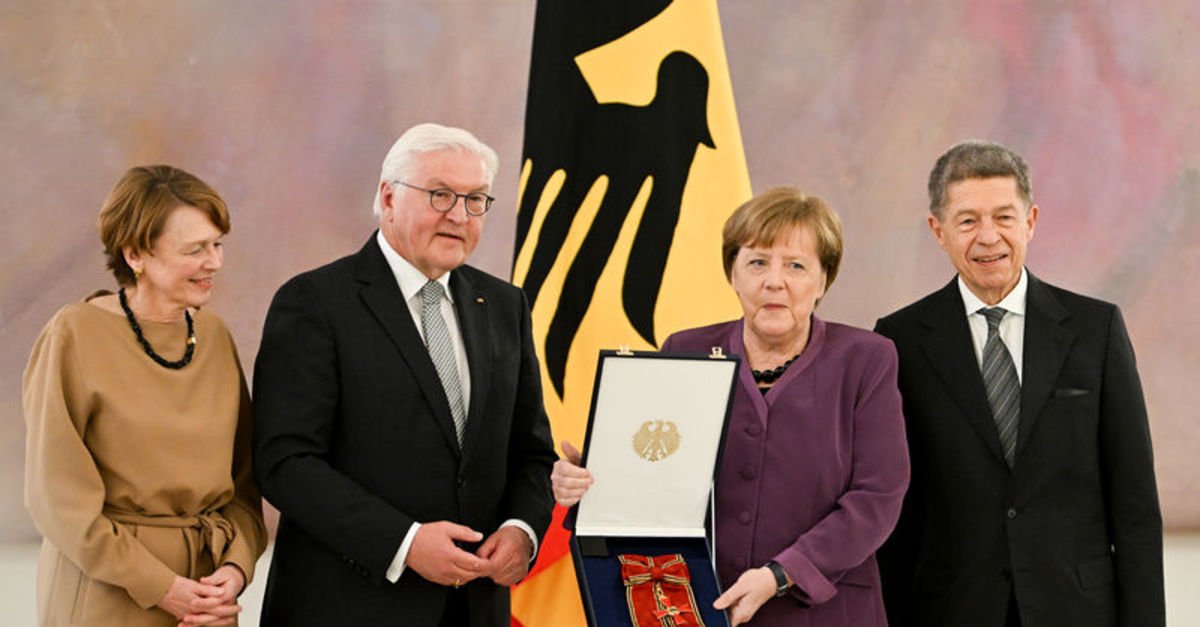 Merkel’e üstün hizmet mükafatı