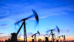 Petrol haftalık kaybın akabinde sakinleşti