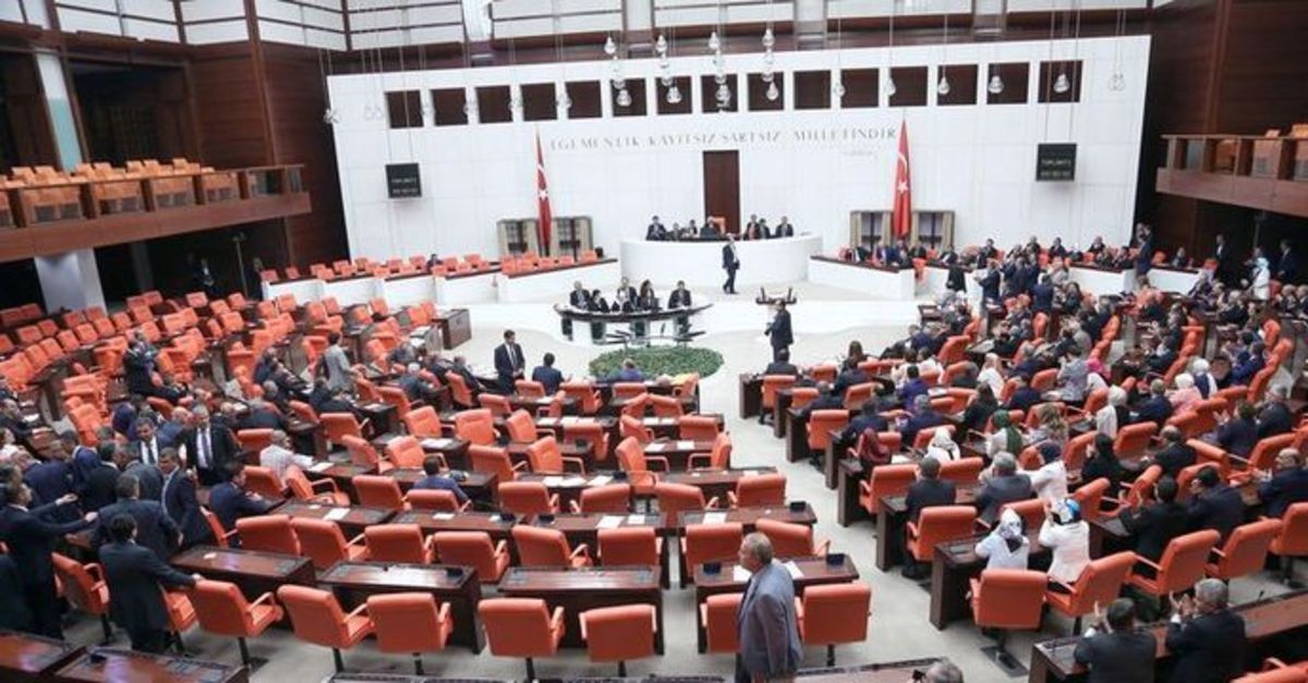 Memur maaşı ve emekli aylıklarını arttıran düzenleme TBMM Genel Şurası’nda kabul edildi