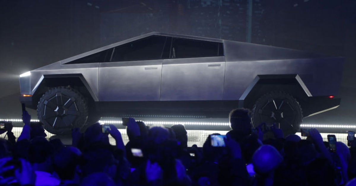 Tesla’nın elektrikli kamyoneti Cybertruck’ın üretimi başladı
